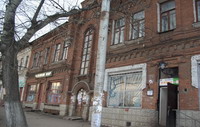 Старинный хлебный магазин и краеведческий музей на Красной площади. Вид от начала улицы Свердлова