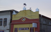Флюгер на здании на улице Свердлова