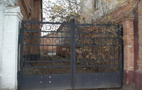 Решётчатые ворота на улице Свердлова. За воротами - внутренний дворик горгаза