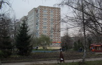 Фонтан у первого ефремовского небоскрёба (9-этажный дом на углу улиц Свердлова и Комисомольской). Справа - музыкальная школа
