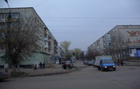 Перекрёсток улиц Ленина и Горького. Справа - жилой дом, известный как 