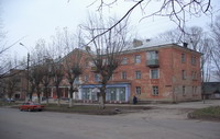 Жилой дом с магазином на нечётной стороне улицы Ленина (между перекрёстками с улицами Горького и Короткова)