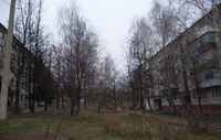 Дом №49, вид в сторону улицы Ленинградской. Слева - общежитие ПТУ
