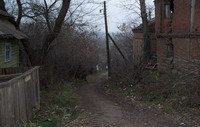 Улочка, идущая 
	от храма вниз, в нижнюю часть Ефремова. Эти кварталы обычно затопляет весной